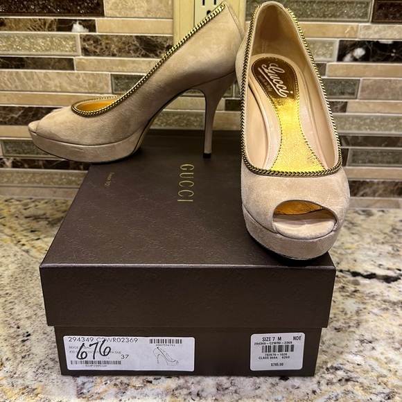 GUCCI NUDE BEIGE SUEDE PUMPS HEELS WITH PLATFORM AND GOLD CHAINS SIZE: 7 IN BOX - Picture 1 of 16
